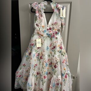 Jessakae Margaret Midi Dress
Size Medium
White with floral print